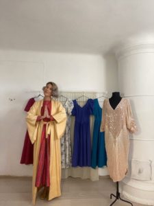 Даша с коллекцией винтажных платьев